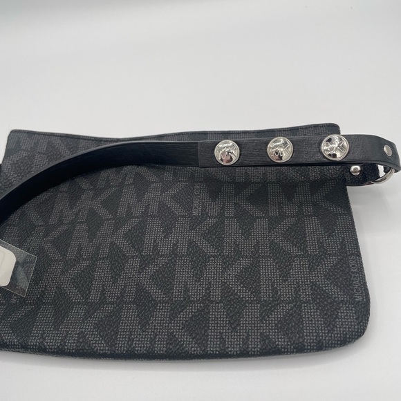 Michael Kors Signature Pull Chain
Belt Bag - Picture 2 of 6